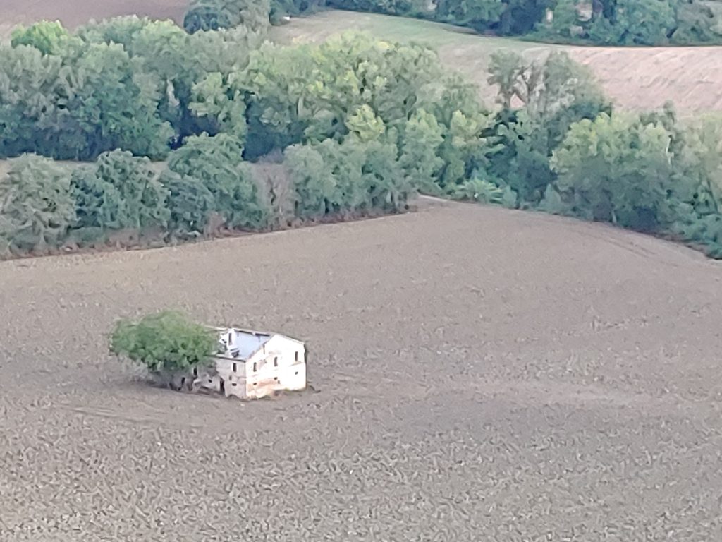 Casa rotta nel campo 0 1 scaled